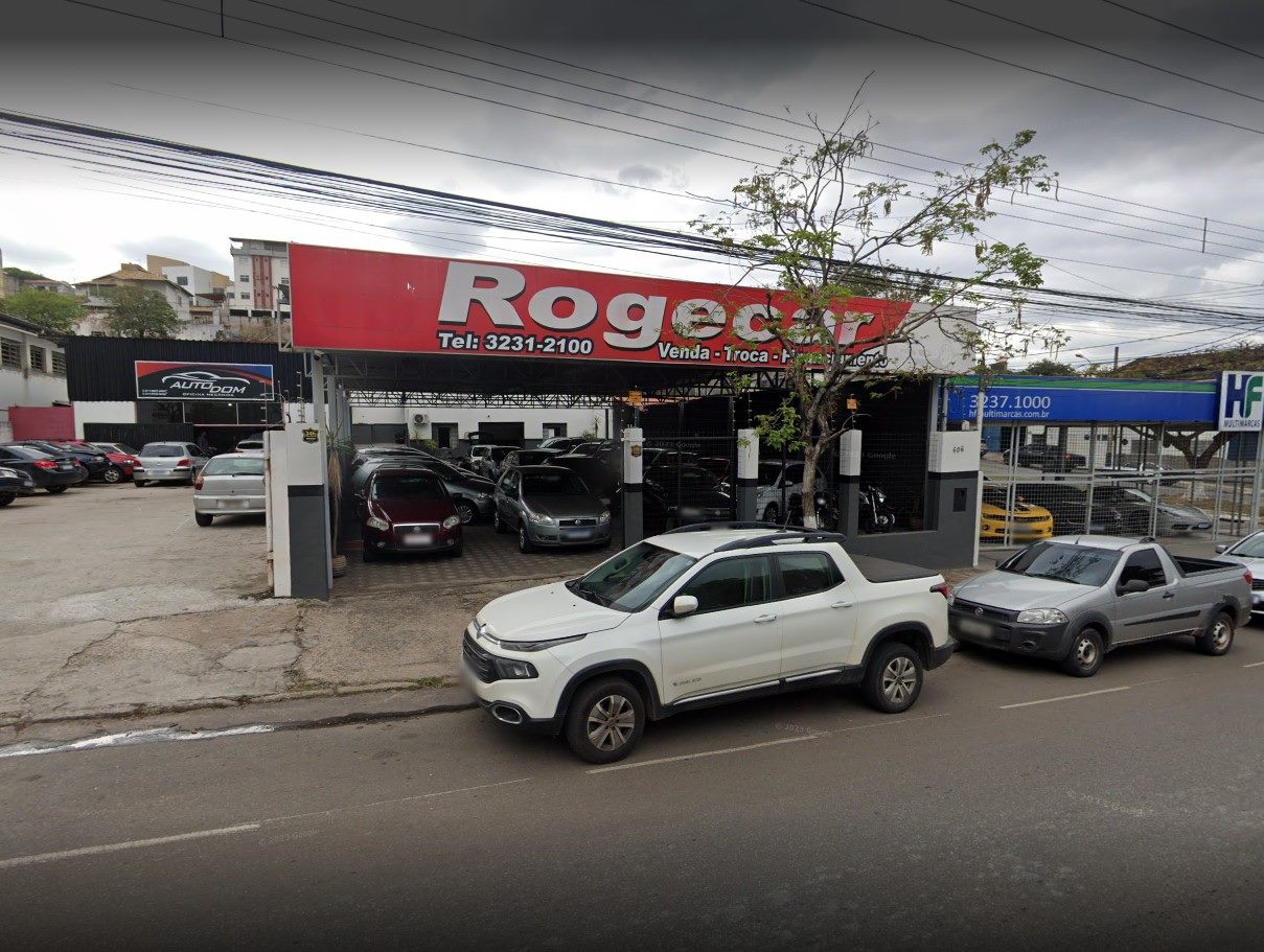 Fachada da loja Rogecar Veículos na Av. Professor Melo Cançado, Pará de Minas